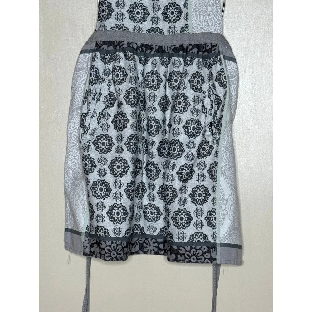 Anthropologie Gray Black Medallion Print Apron Full Bib Waist Tie Kitchen Hostes